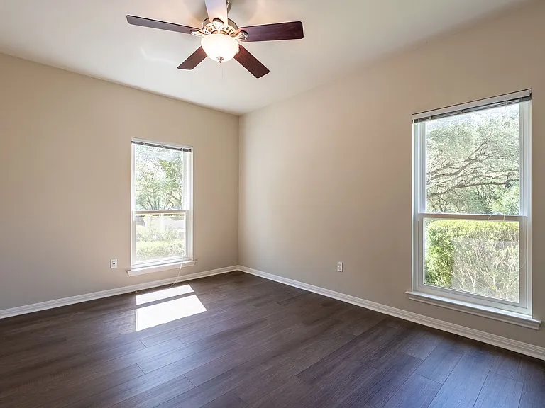 1411 Lakeway Dr — Photo 5