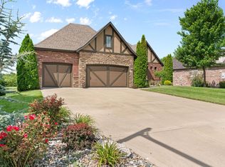 6421 S Valley Brook Ct, Springfield, MO 65810