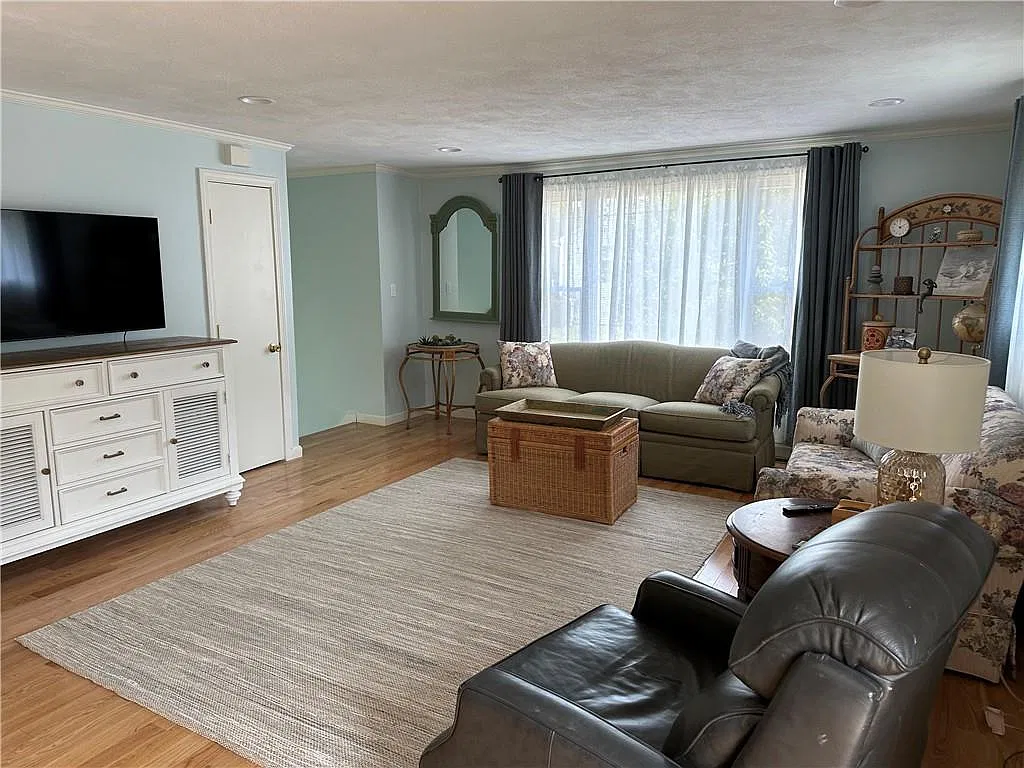 3 bed, 1420 sqft, $2,850 — Photo 2