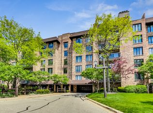 3900 Mission Hills Rd APT 103, Northbrook, IL 60062