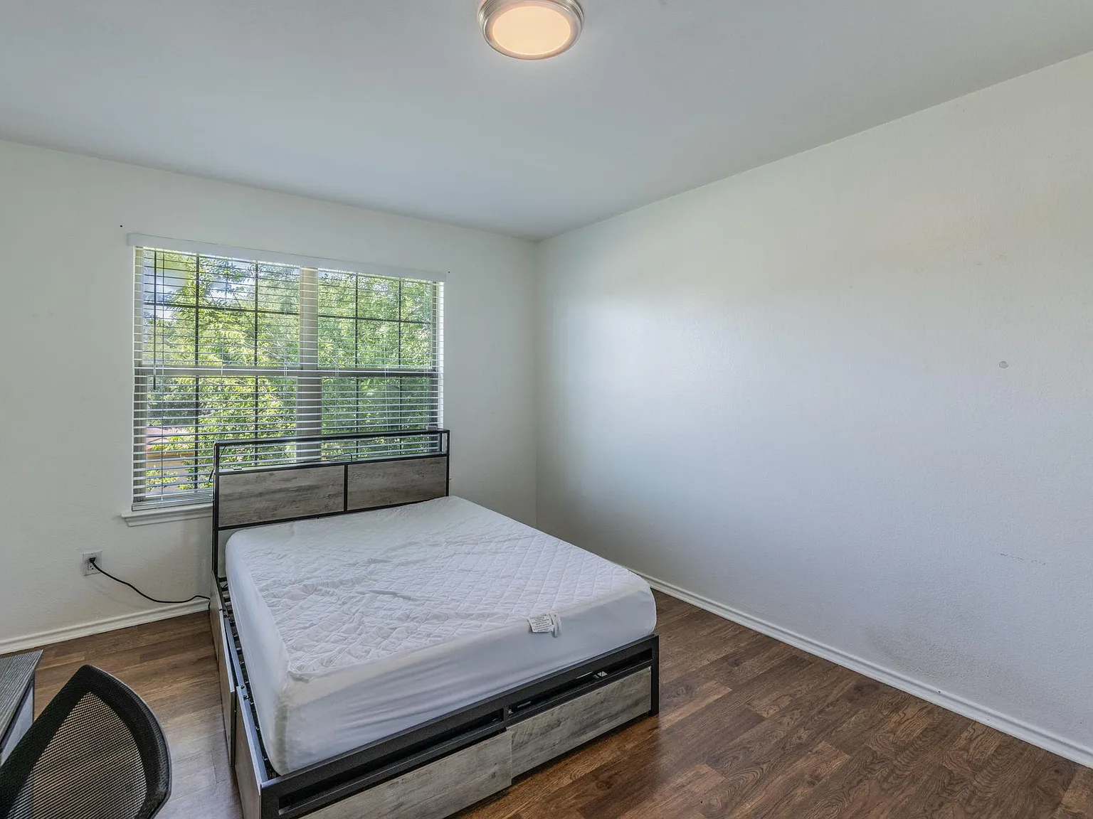 4 bed, 2.5 bath, 3291 sqft, $815 — Photo 2