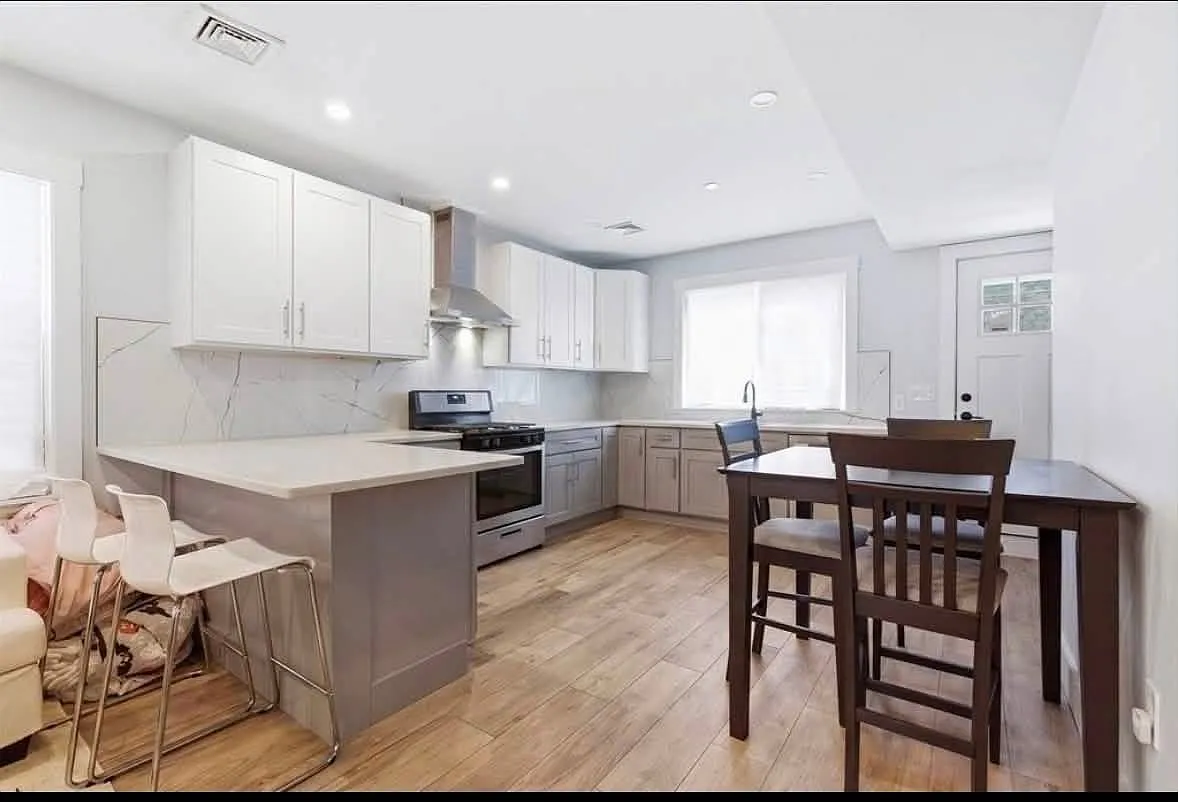 3 bed, 856 sqft, $3,400 — Photo 2