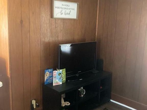 5th image of 301 E Eleanor St #2