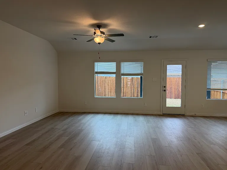 716 Edgehurst Dr — Photo 8