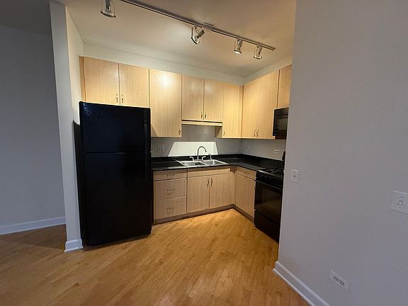 3rd image of 3575 S Archer Ave APT 304