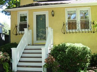 877 N McKinley Rd, Lake Forest, IL 60045