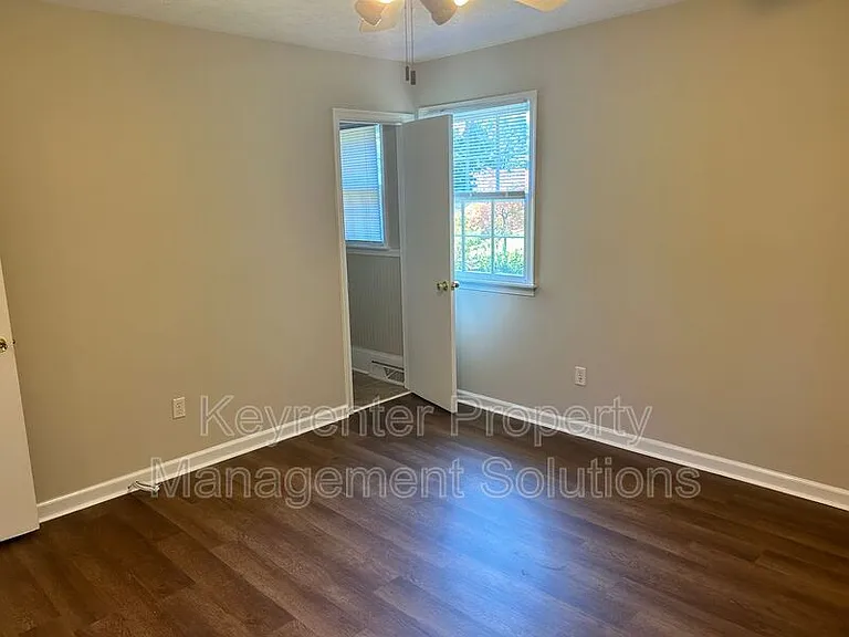 510 Shore Rd — Photo 26