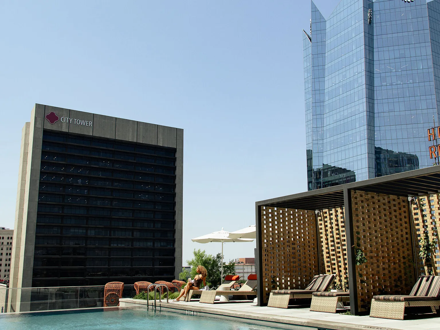 300 Main — Photo 4