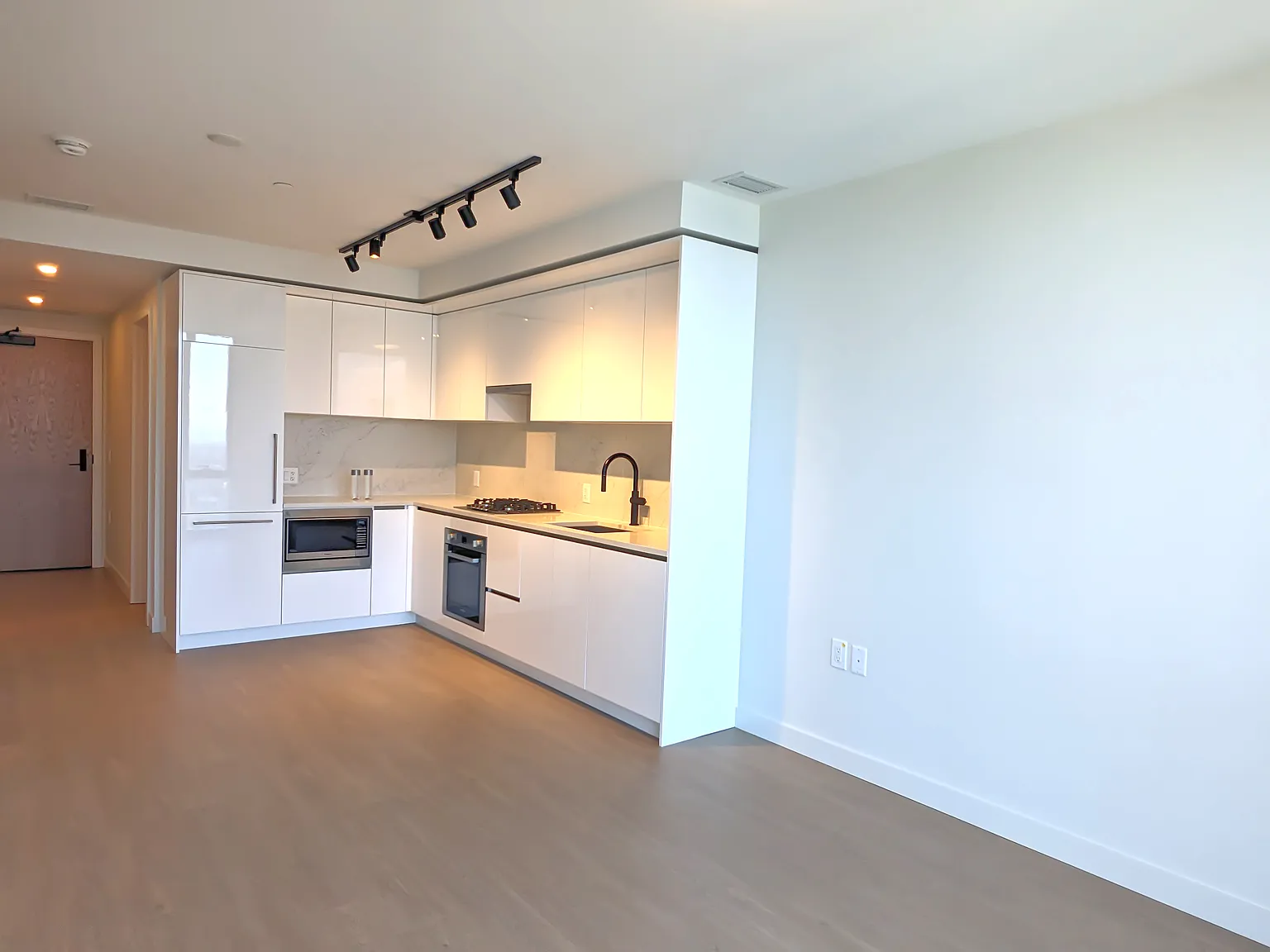 1 bed, 563 sqft, $2,800 — Photo 3