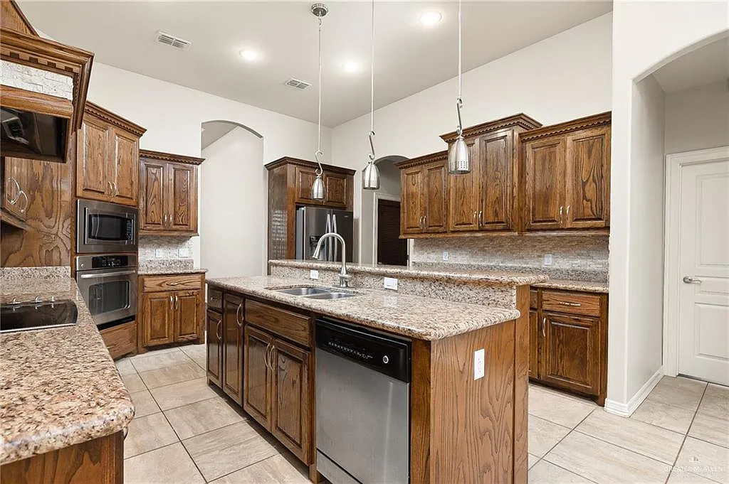 4 bed, 3.0 bath, 2498 sqft, $2,800 — Photo 3