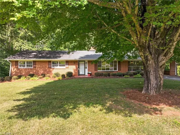 6510 Glarestone Dr, Pfafftown, NC 27040