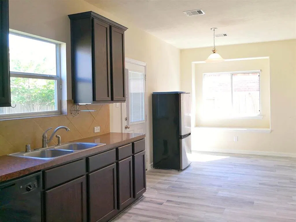 3 bed, 2.5 bath, 2062 sqft, $2,100 — Photo 1