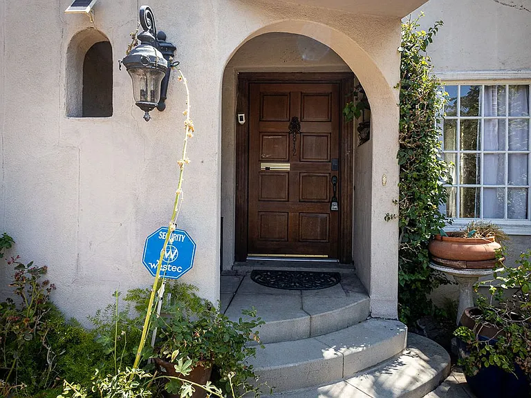 812 N June St — Photo 50
