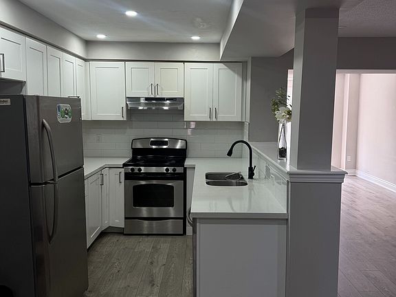 3rd image of 482 Bur Oak Ave