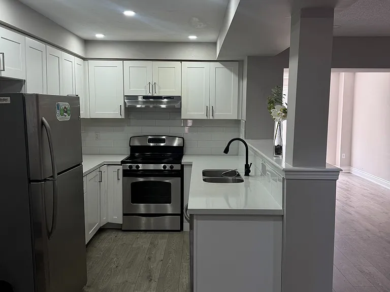 482 Bur Oak Ave — Photo 3