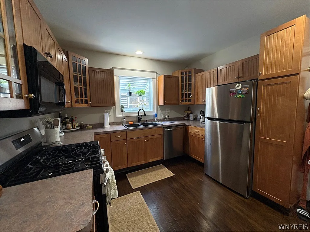 3 bed, 1.0 bath, 2570 sqft, $1,950 — Photo 4