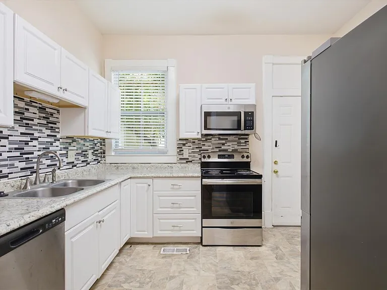 2301 Abercorn St #A — Photo 27
