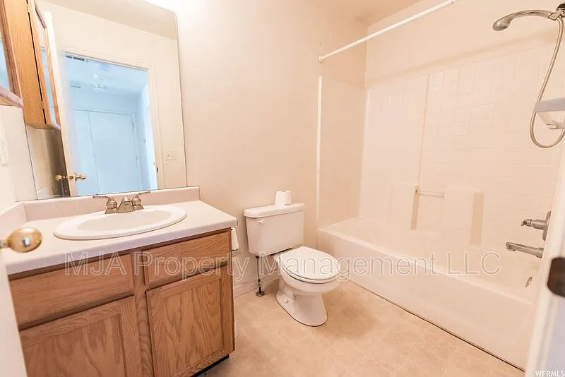 3 bed, 2.0 bath, 1789 sqft, $2,095 — Photo 3