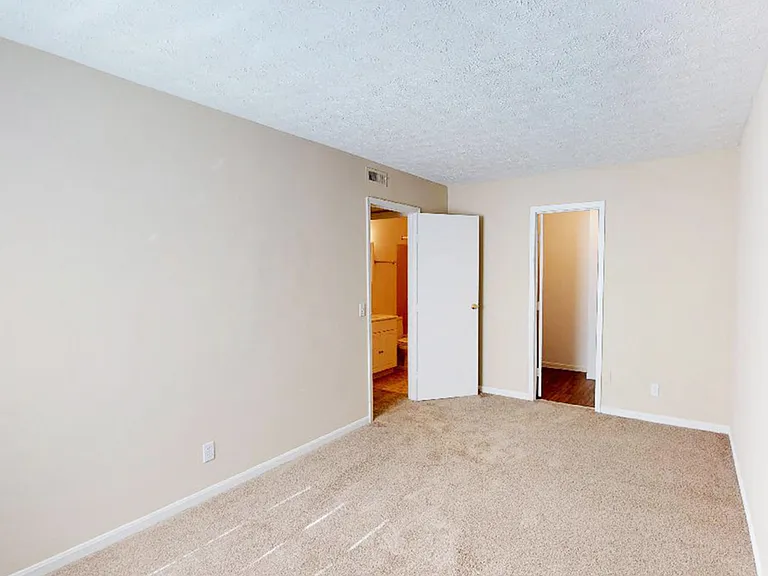 Crown Crossing Apartments — Photo 31