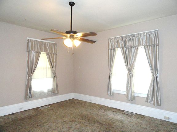 Living room (carpet new)