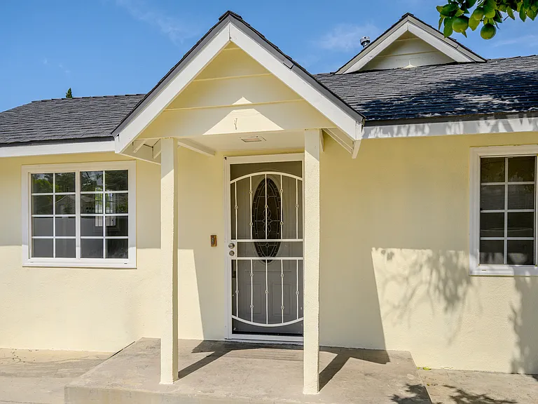 10227 Helendale Ave — Photo 2