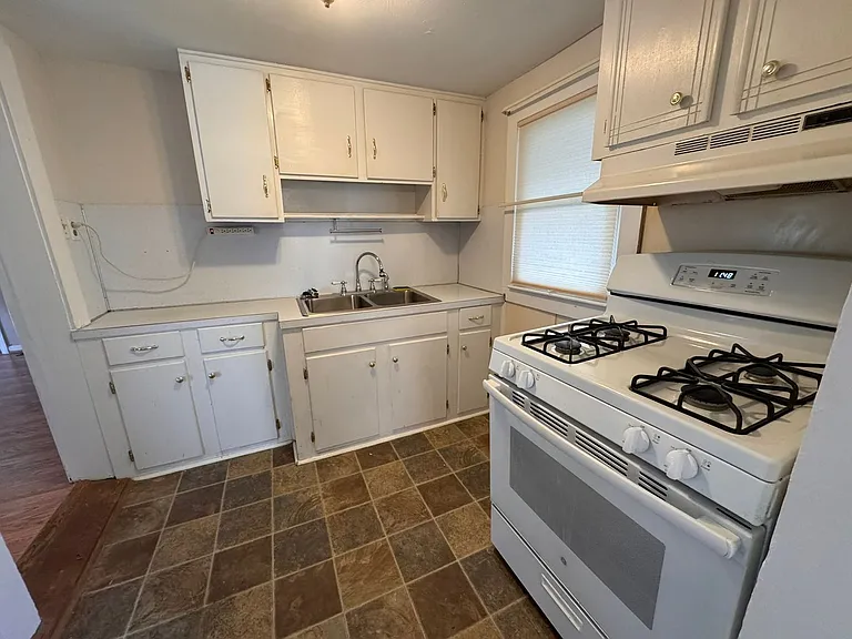 118 W Stephens St — Photo 3