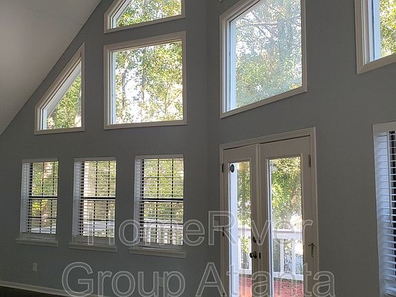 3rd image of 689 Lake Dr