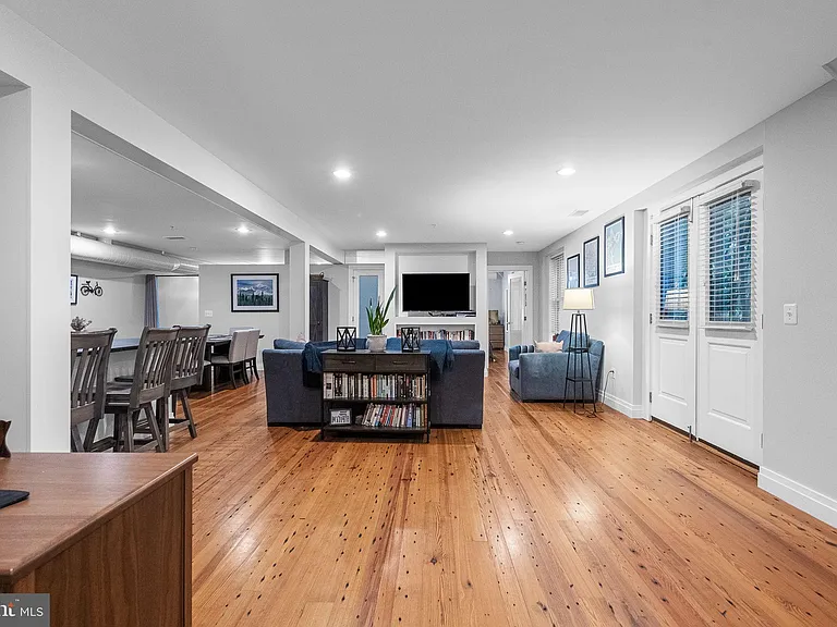 1210 Queen St #5 — Photo 9