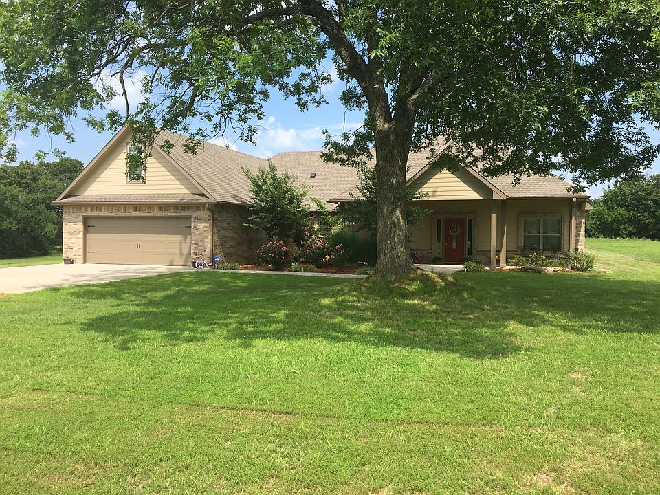 Beautiful yard front & back!