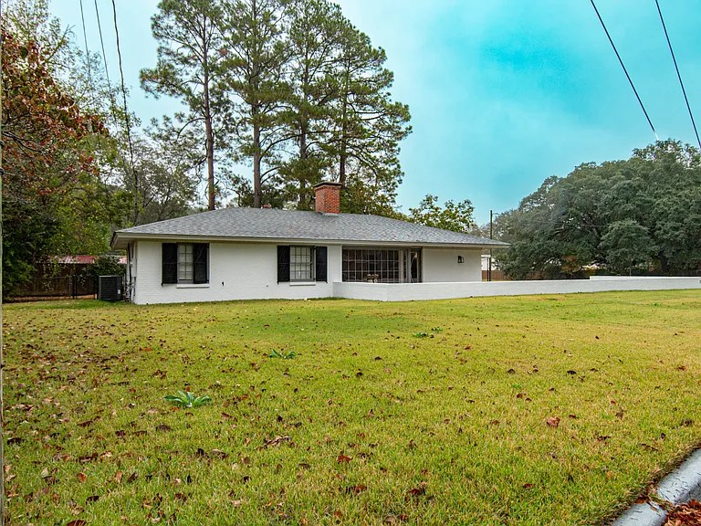 895 Greg Dr — Photo 2