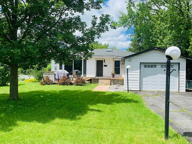 2 Cynthia St — Photo 1