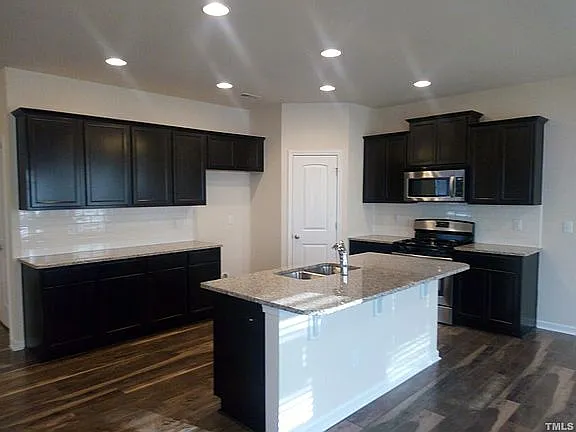 4 bed, 2.5 bath, 2400 sqft, $2,245 — Photo 3