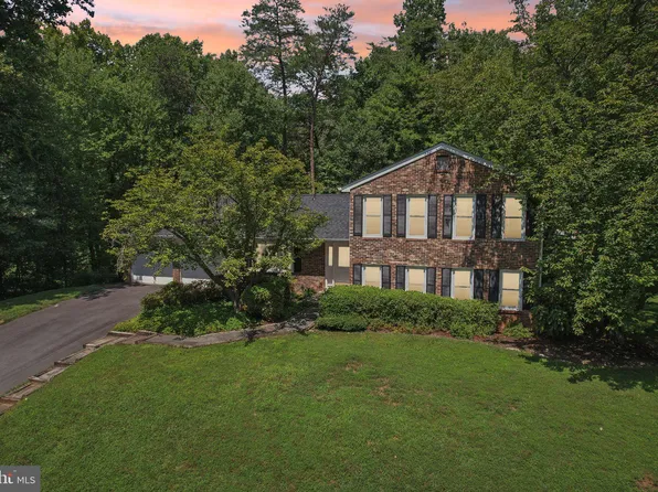 12126 Westwood Hills Dr, Herndon, VA 20171
