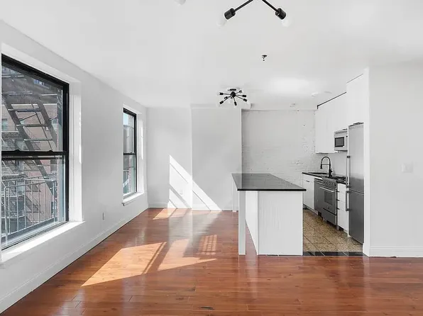 661 Washington St #4, New York, NY 10014