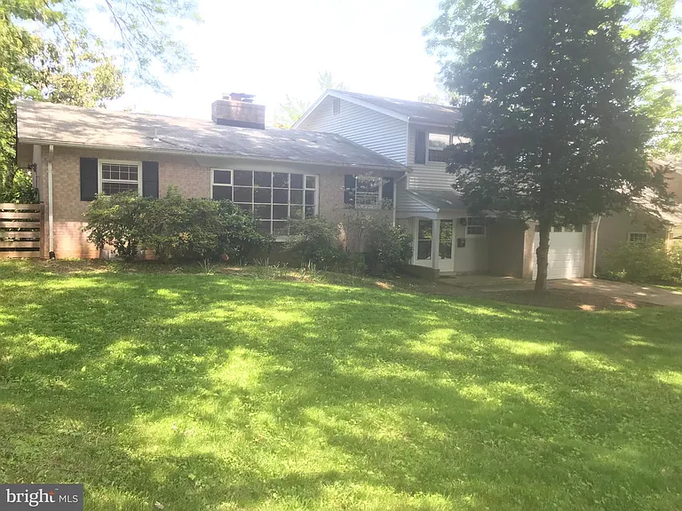 6218 Nelway Dr — Photo 2