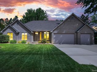 2071 Tucker Dr, Troy, MI 48085