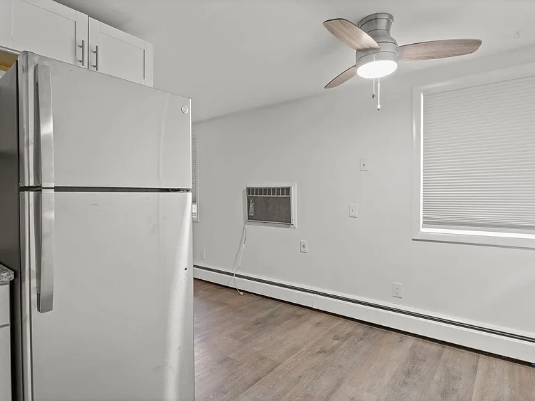 Creekside Apartments — Photo 15