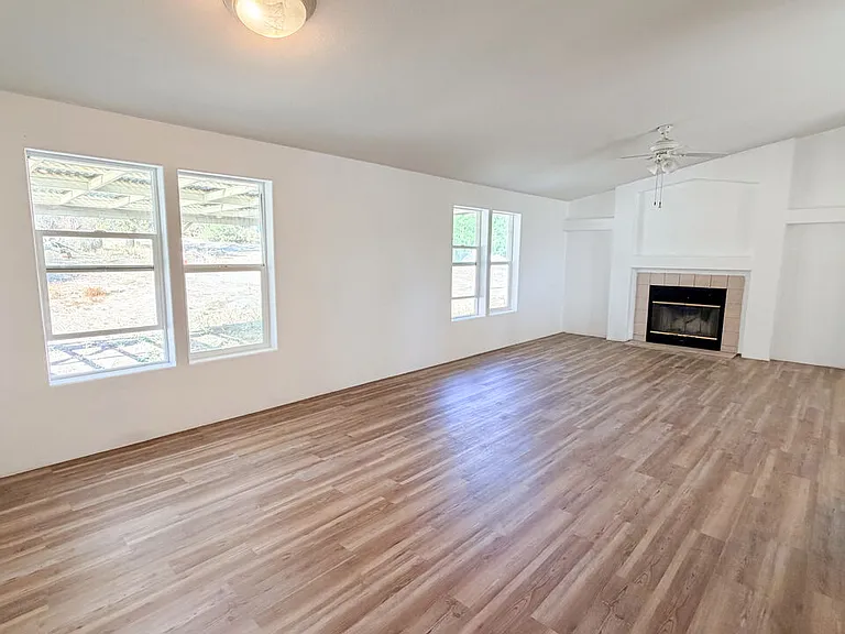 25120 Charina Ln — Photo 19