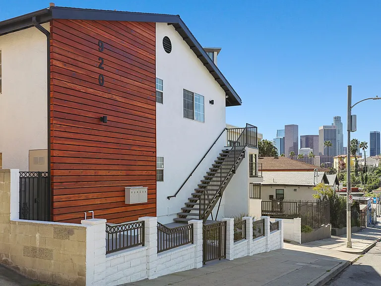 920 Everett St — Photo 6