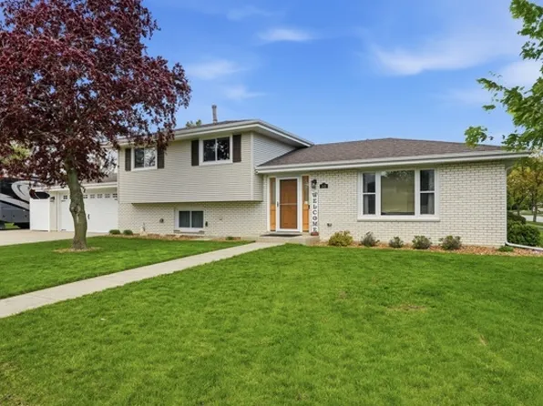 549 Willow Ln, Beecher, IL 60401