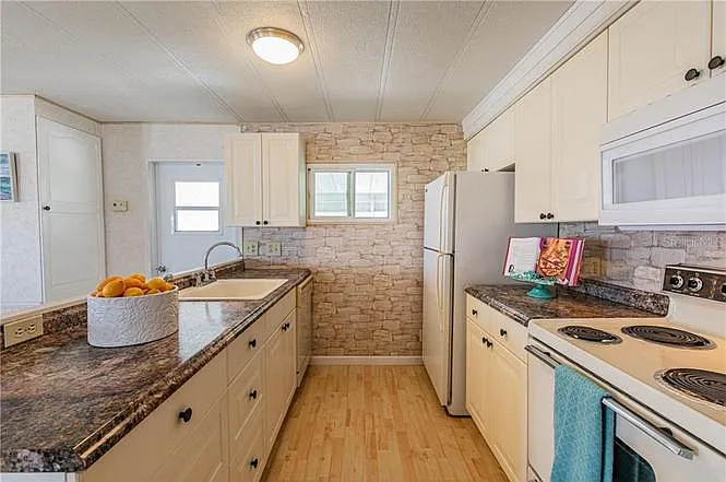 274 Beach Ct — Photo 11
