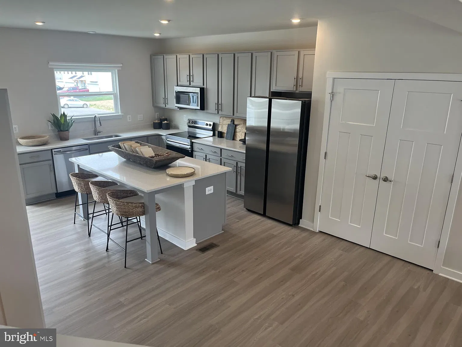3 bed, 3.5 bath, 2440 sqft, $2,500 — Photo 2