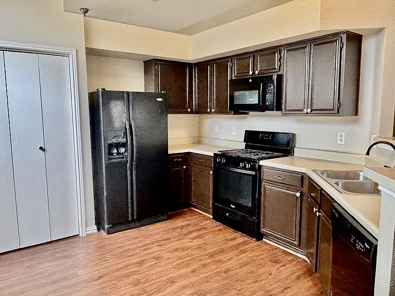 1701 Hillside Dr — Photo 6