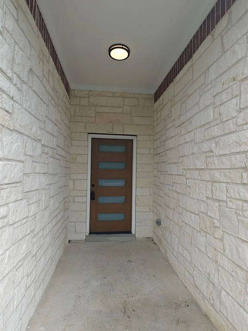 3 bed, 2.0 bath, 2101 sqft, $2,200 — Photo 2