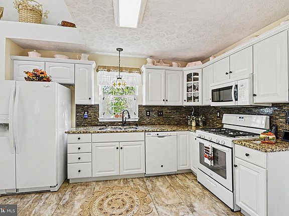 5th image of 525 E Cedar Point Dr