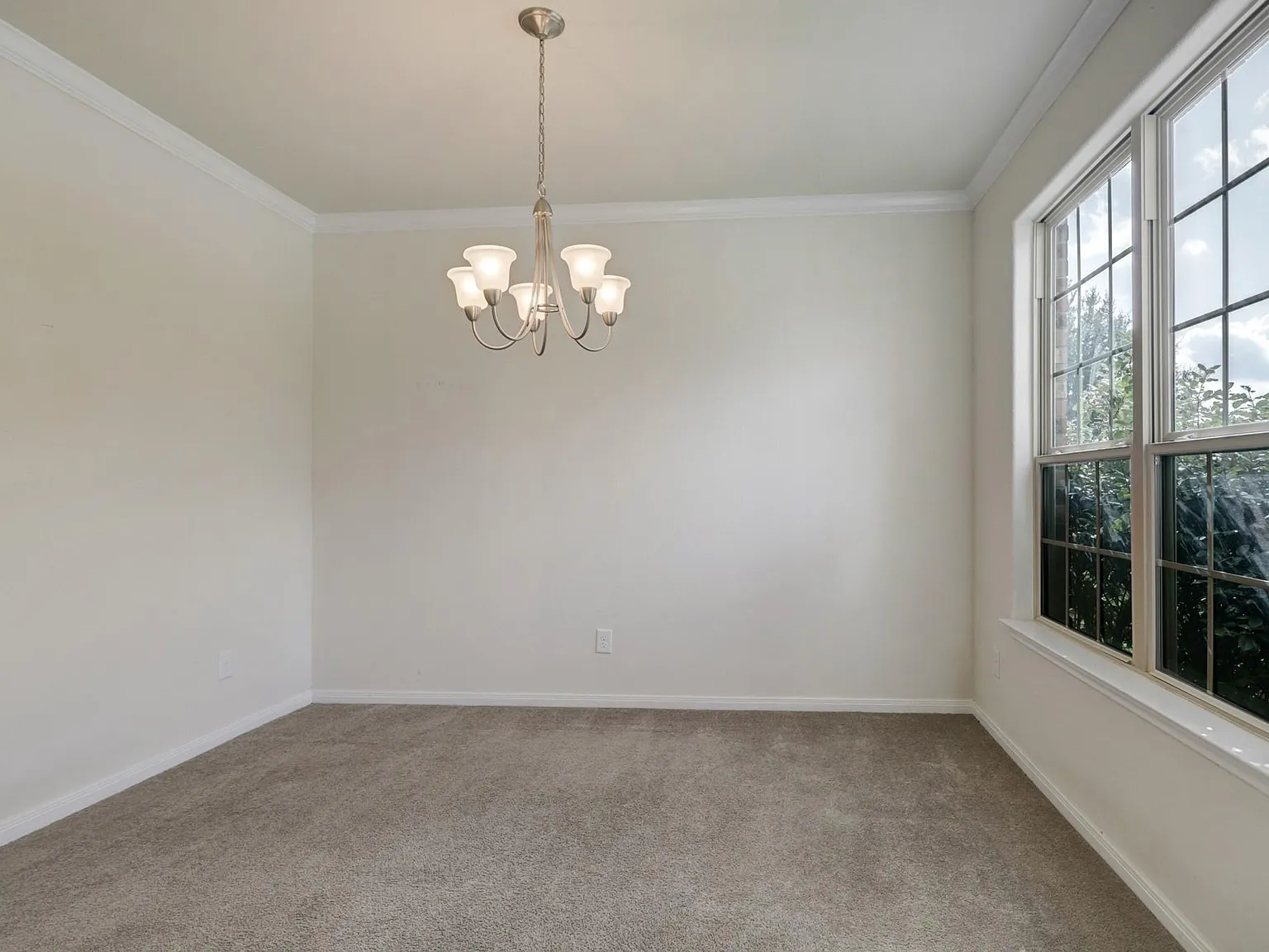 4 bed, 2.5 bath, 2527 sqft, $2,650 — Photo 4