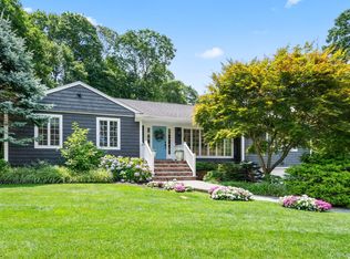 32 Hennessey Dr, Huntington, NY 11743