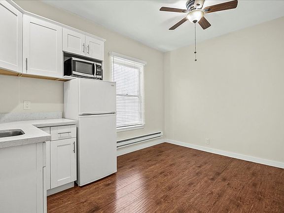3rd image of 628 Waverley St APT 11