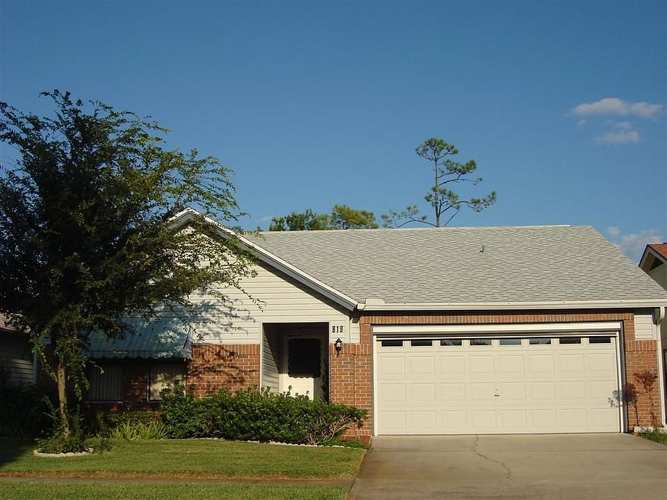 1st image of 819 Island Point Dr