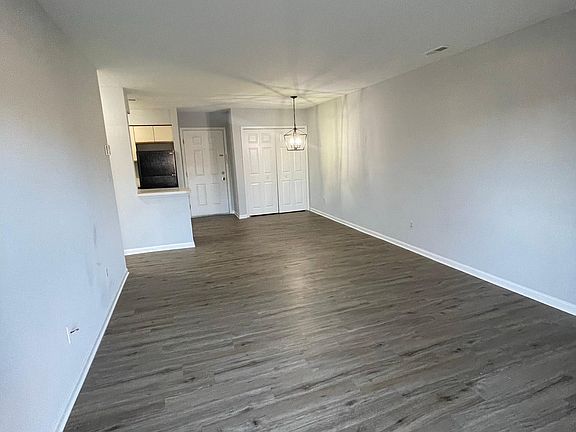 4th image of 1749 Oak St #11
